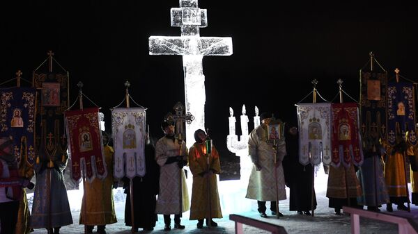 Крестный ход во время празднования Крещения у Раифского Богородицкого мужского монастыря в Зеленодольском районе республики Татарстан