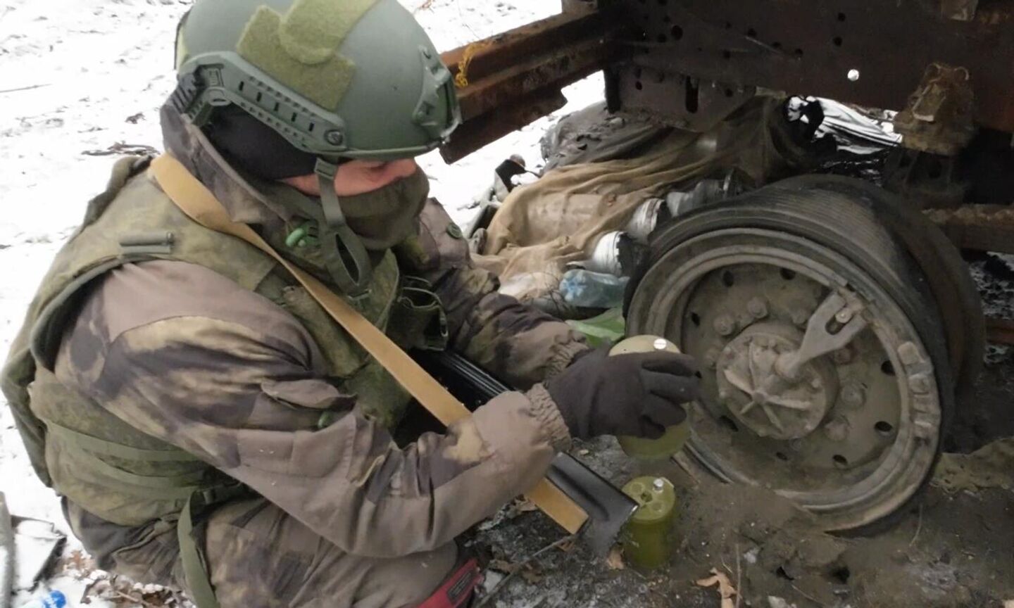 Боец с позывным Массон показывает мины Боец с позывным Массон показывает мины