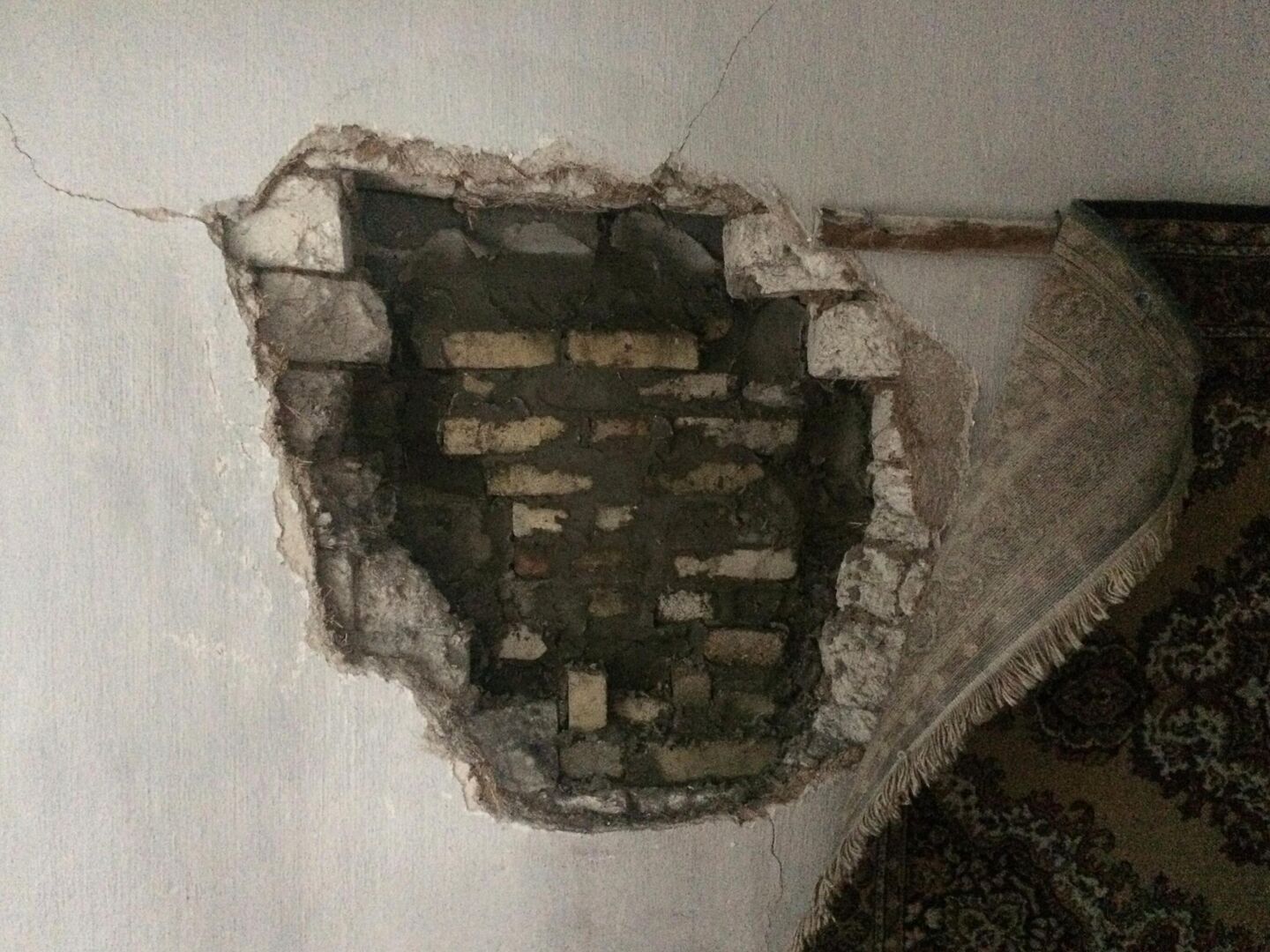 Дыра в стену после попадания снаряда Дыра в стену после попадания снаряда