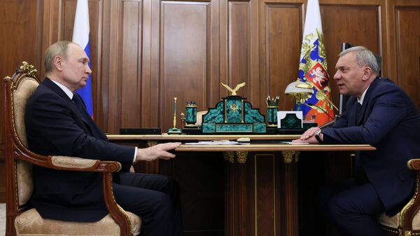 Президент РФ Владимир Путин и глава Роскосмоса Юрий Борисов во время встречи