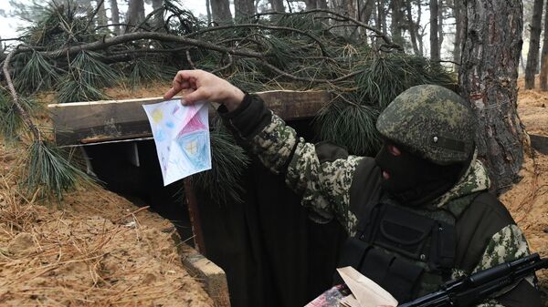 Военнослужащий, призванный в рамках частичной мобилизации, смотрит письма и рисунки детей