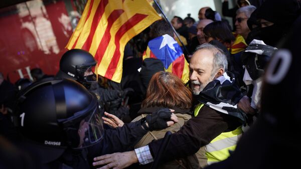 Полицейские оттесняют демонстрантов, выступающих за независимость в Барселоне, Испания