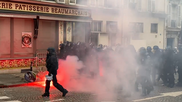 Столкновения на манифестации в Париже