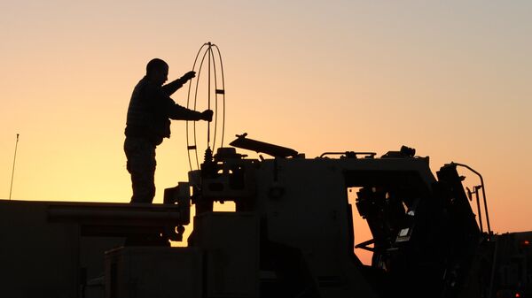 Военнослужащий развертывает антенну на РСЗО HIMARS. Архивное фото