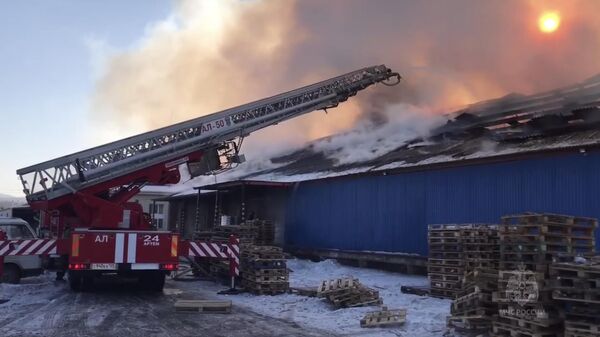 Тушение пожара на складе в Артеме в Приморье