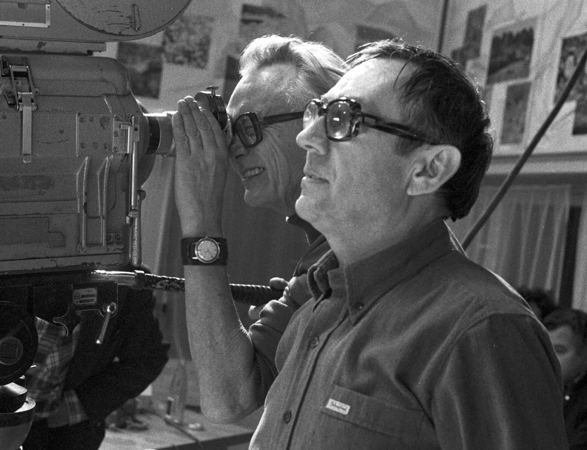 Режиссер-постановщик Леонид Гайдай и главный оператор Сергей Полуянов на съемках фильма Спортлото - 82 Режиссер-постановщик Леонид Гайдай и главный оператор Сергей Полуянов на съемках фильма Спортлото - 82 - РИА Новости, 1920, 13.05.2025