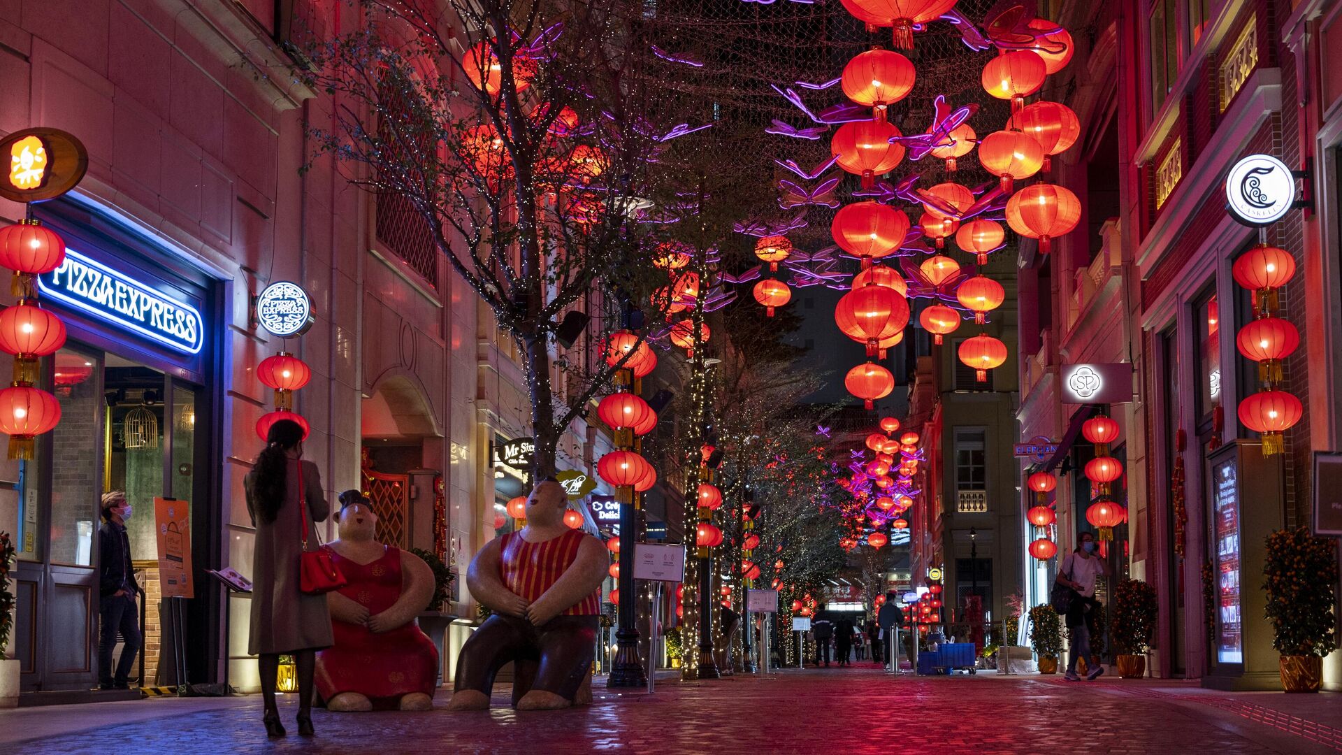 Сотни красных фонарей над проспектом Ли Тунг во время подготовки к предстоящему Китайскому Новому году в Гонконге - РИА Новости, 1920, 31.01.2024