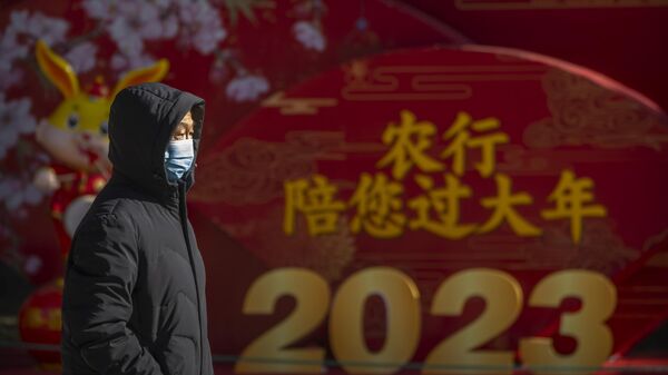 Мужчина идет по парку в Пекине