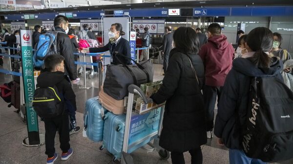 Пассажиры в международном аэропорту Пекин-Шоуду в Пекине