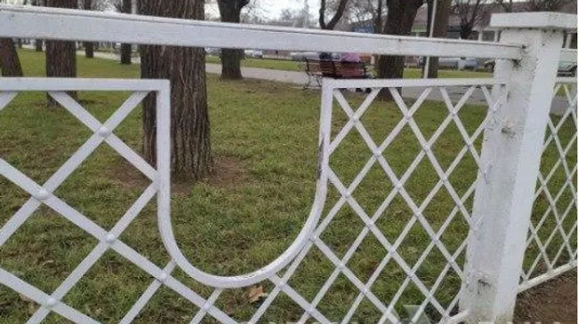 Ограждение сквера Пушкина в Измаиле со снятым портретом поэта