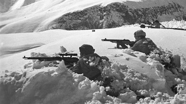 Битва за Кавказ. Бойцы горно-стрелковой дивизии обороняют один из кавказских перевалов. Декабрь 1942 года.