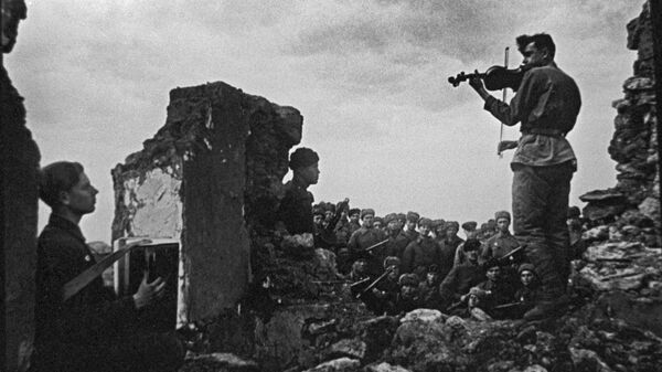 Концерт для бойцов Красной Армии под Новошахтинском Ростовской области. Южный фронт, 1943 год.