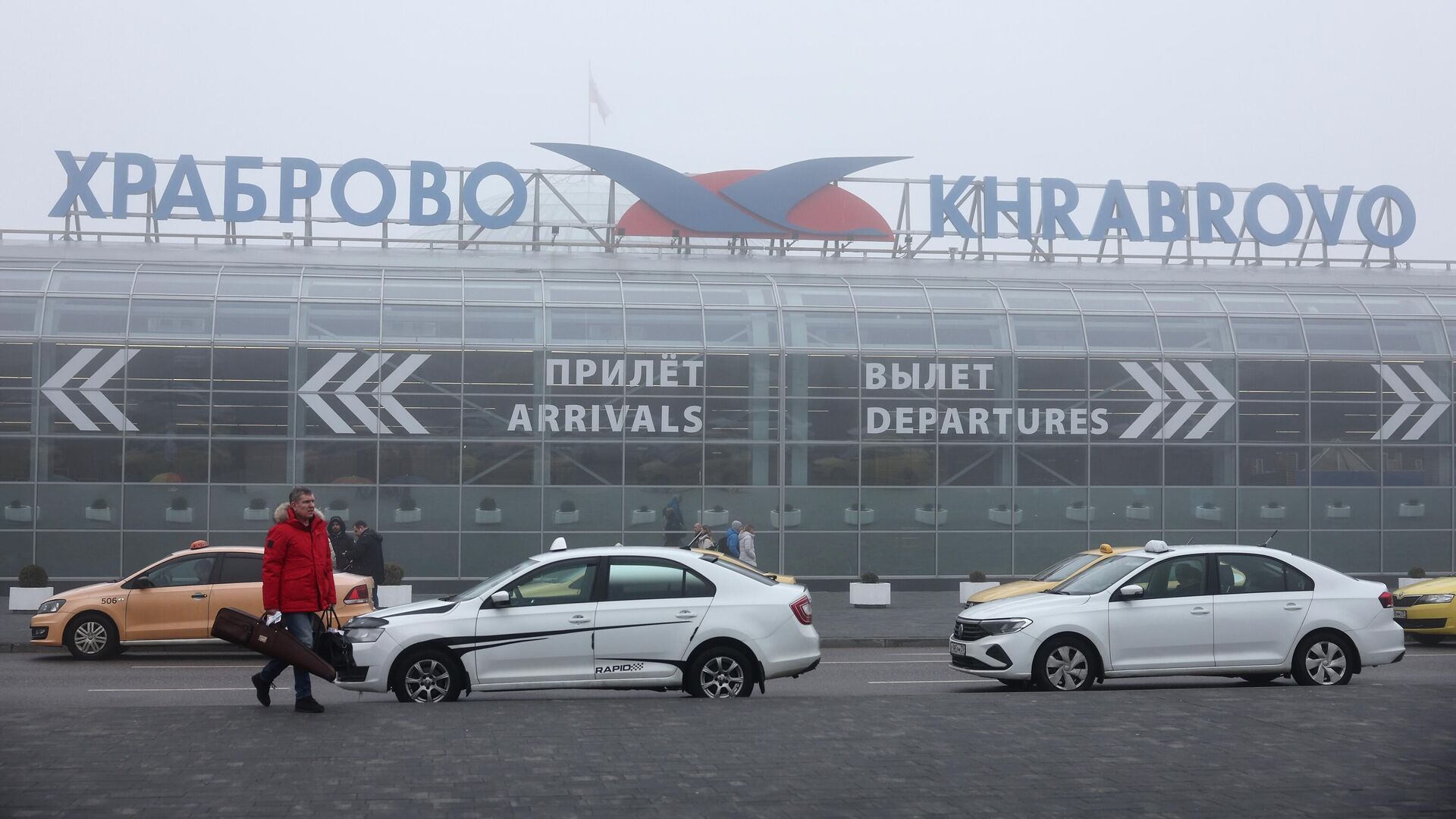 Автомобили такси на территории аэропорта Храброво в Калининграде во время тумана. 20 января 2023 - РИА Новости, 1920, 20.01.2023