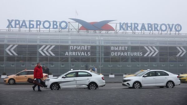 Автомобили такси на территории аэропорта Храброво в Калининграде во время тумана. 20 января 2023