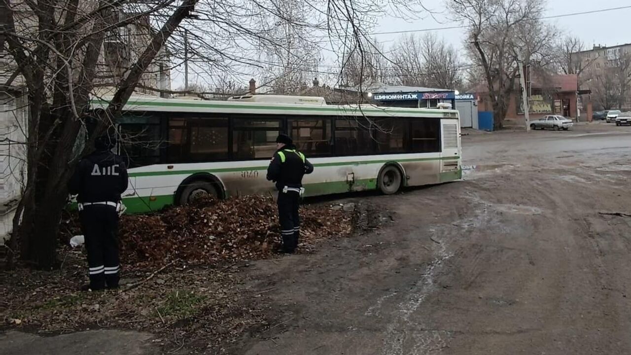 В Ростовской области автобус съехал с дороги и столкнулся с деревом - РИА  Новости, 20.01.2023