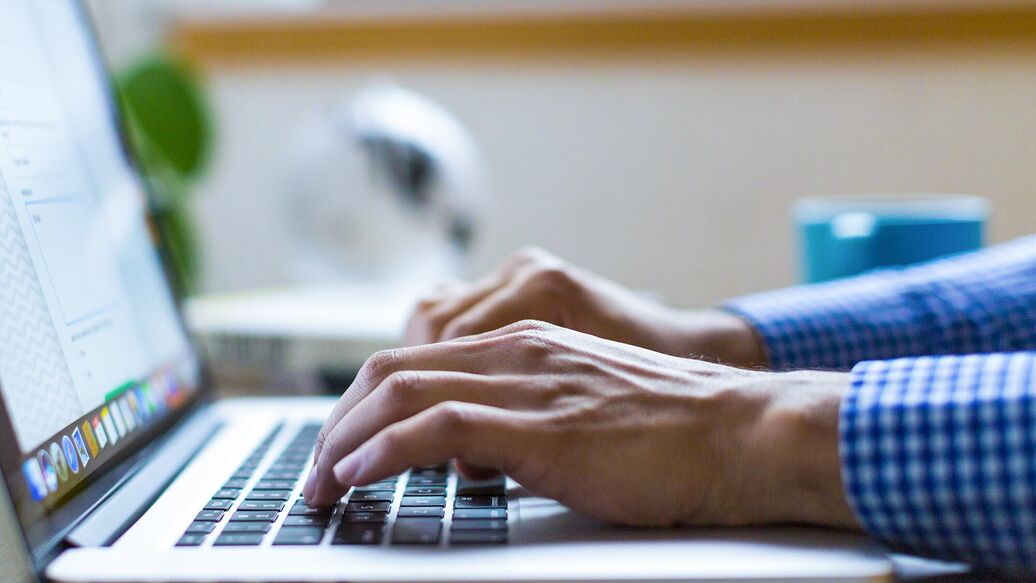 CC0 /  / <br>Мужчина работает за компьютером. Архивное фото