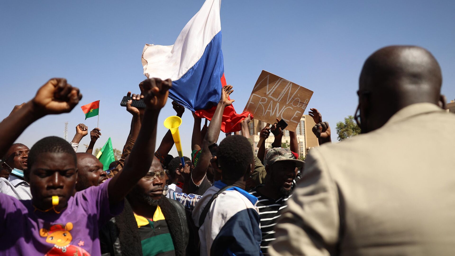 Демонстранты с российским флагом и антифранцузским флагом в Уагадугу, Буркина-Фасо — РИА Новости, 1920, 21.01.2023