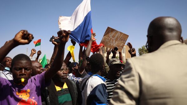 Демонстранты с российским флагом и антифранцузским транспарантом в Уагадугу, Буркина-Фасо