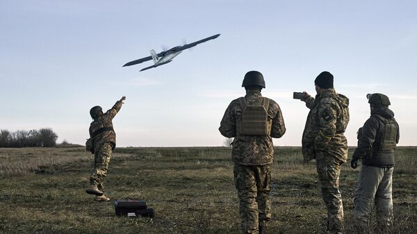Украинские военные запускают беспилотник