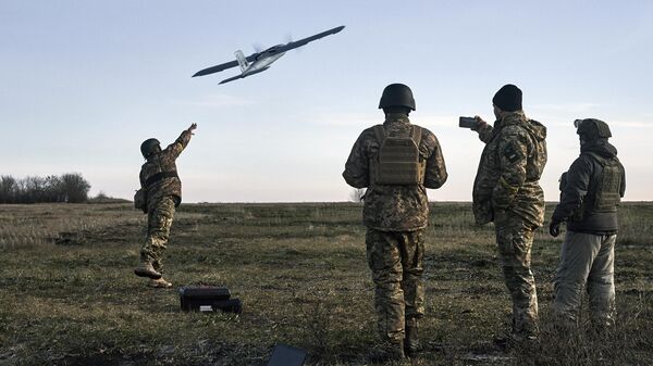 Украинские военные запускают беспилотник