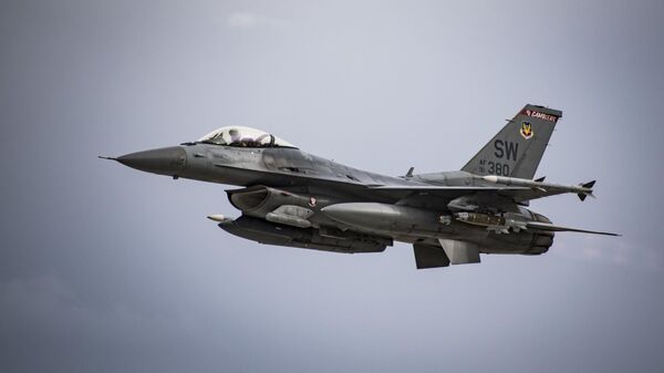Американский истребитель F-16 Fighting Falcon. Архивное фото