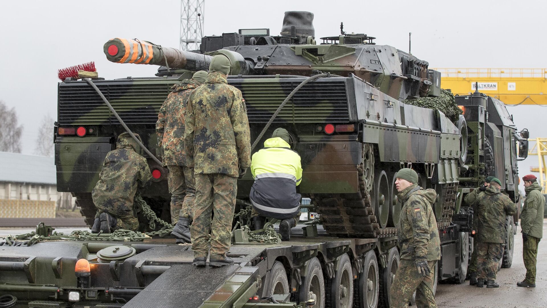 Солдаты немецкой армии загружают танк Leopard 2 - РИА Новости, 1920, 22.01.2023