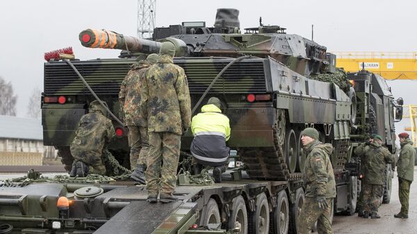 Солдаты немецкой армии загружают танк Leopard 