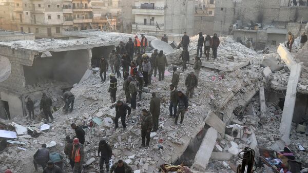 На месте обрушения здания в районе Шейх-Максуд в городе Алеппо, Сирия