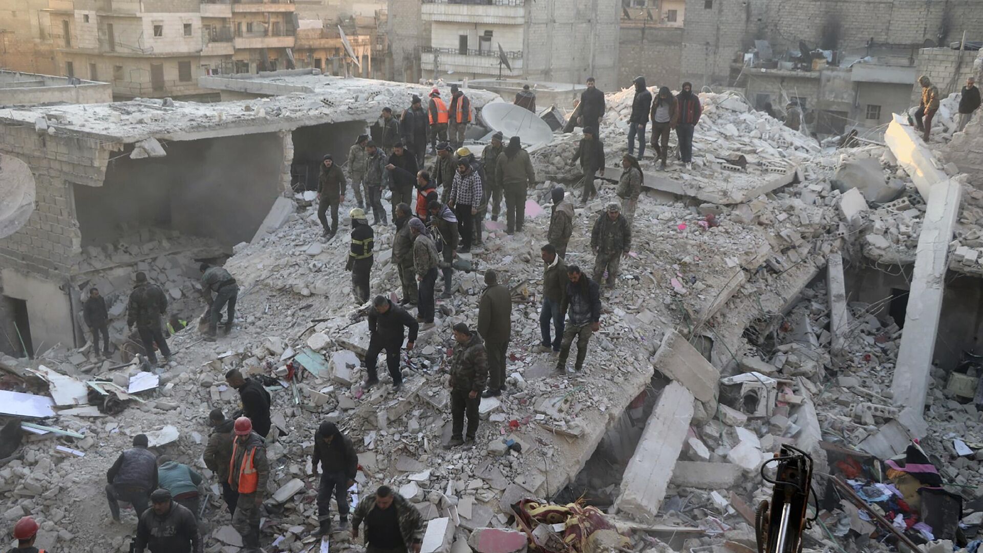 На месте обрушения здания в районе Шейх-Максуд в городе Алеппо, Сирия - РИА Новости, 1920, 06.02.2023