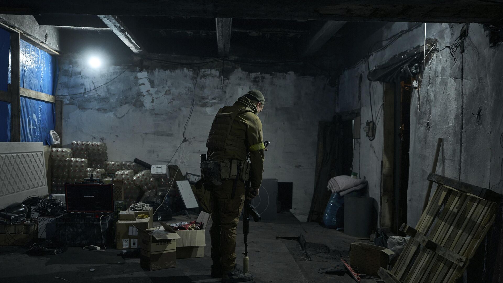 Украинский солдат в подземном командном пункте - РИА Новости, 1920, 22.02.2023