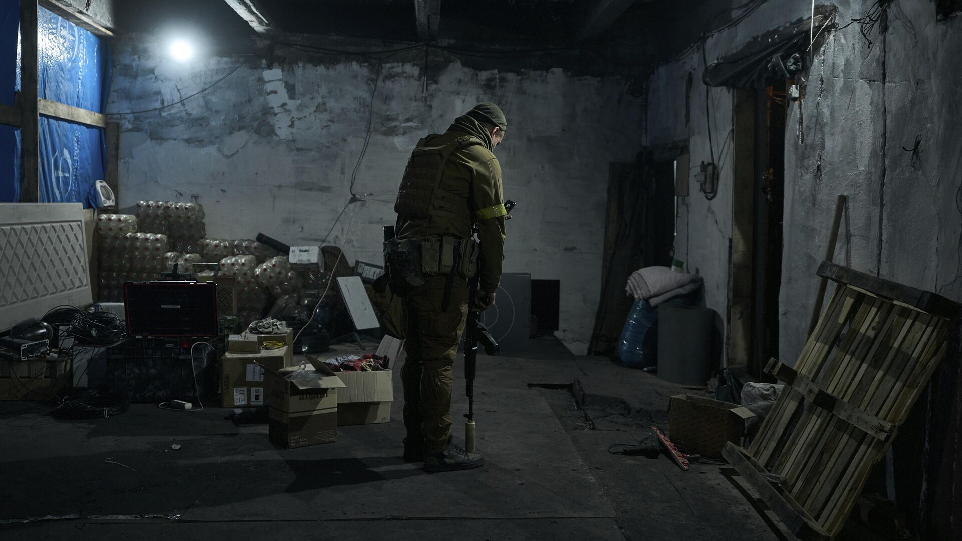 Украинский солдат в подземном командном пункте - РИА Новости, 1920, 23.09.2023