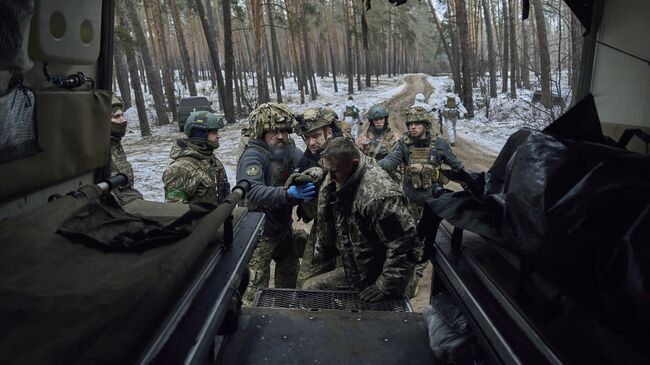 Медики помогают раненому украинскому солдату