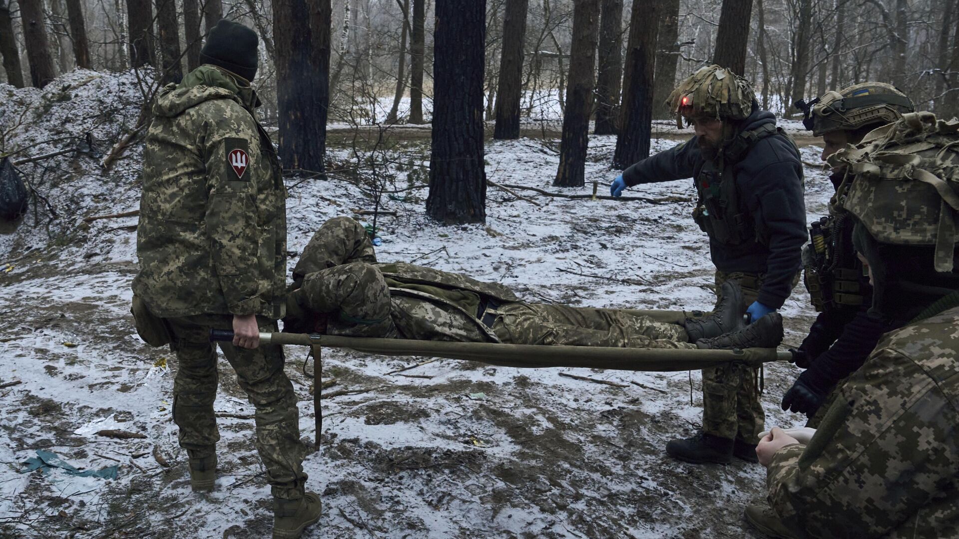 Военные медики несут раненого украинского солдата - РИА Новости, 1920, 12.04.2023