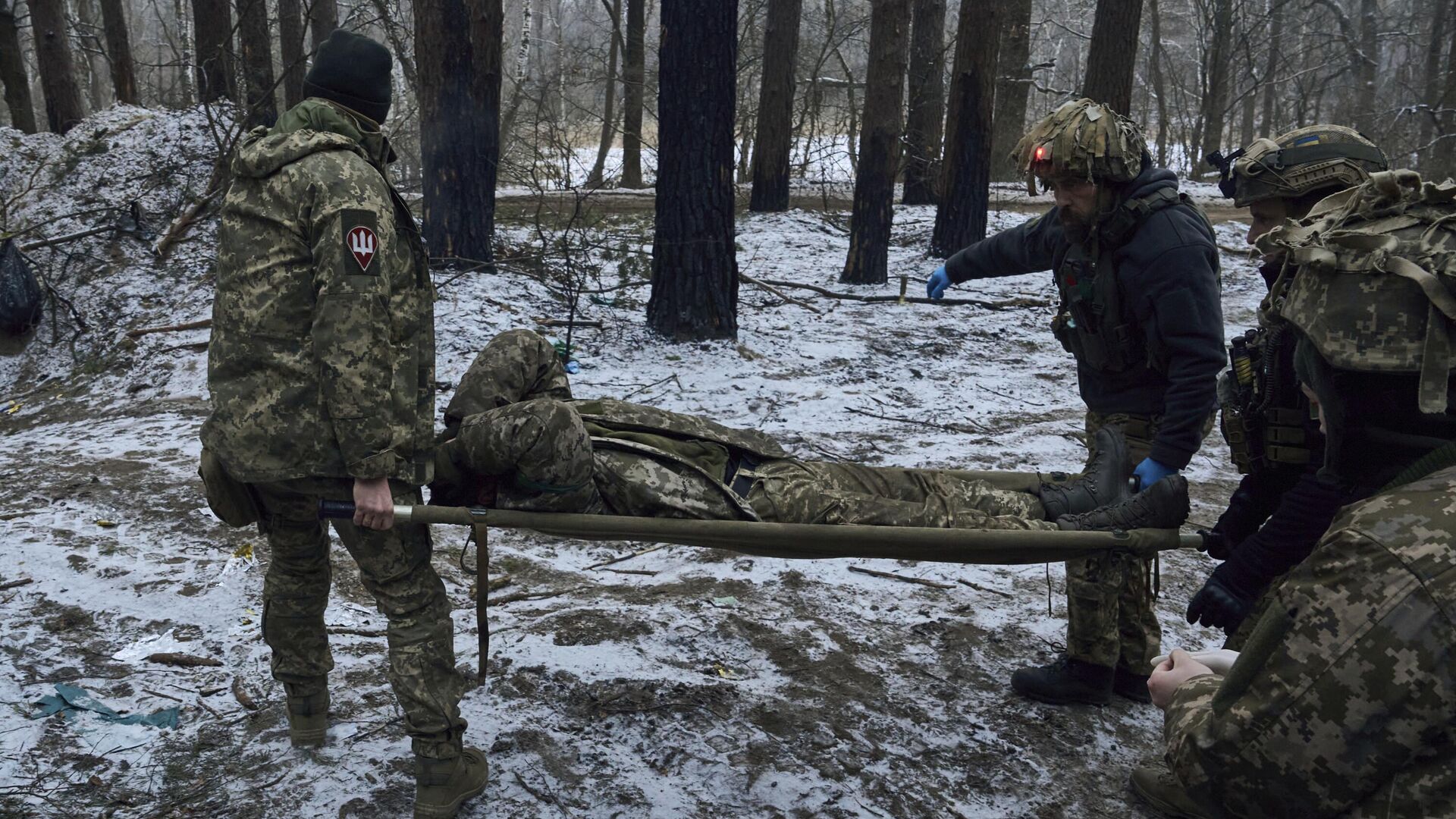 Военные медики несут раненого украинского солдата - РИА Новости, 1920, 14.04.2023