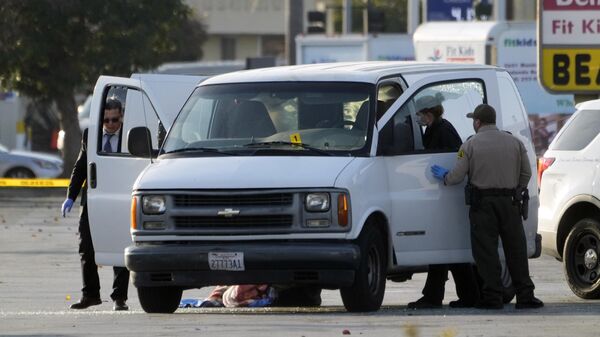 Следователи-криминалисты осматривают фургон из которого извлекли тело мужчины, предварительно подозреваемого в стрельбе в соседнем Монтерей-Парке