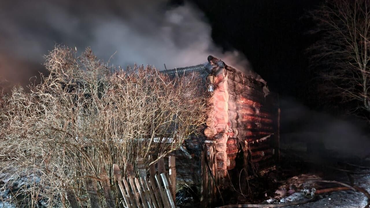 Пожар в доме, расположенном в поселке Брусово Удомельского городского округа Тверской области - РИА Новости, 1920, 23.01.2023