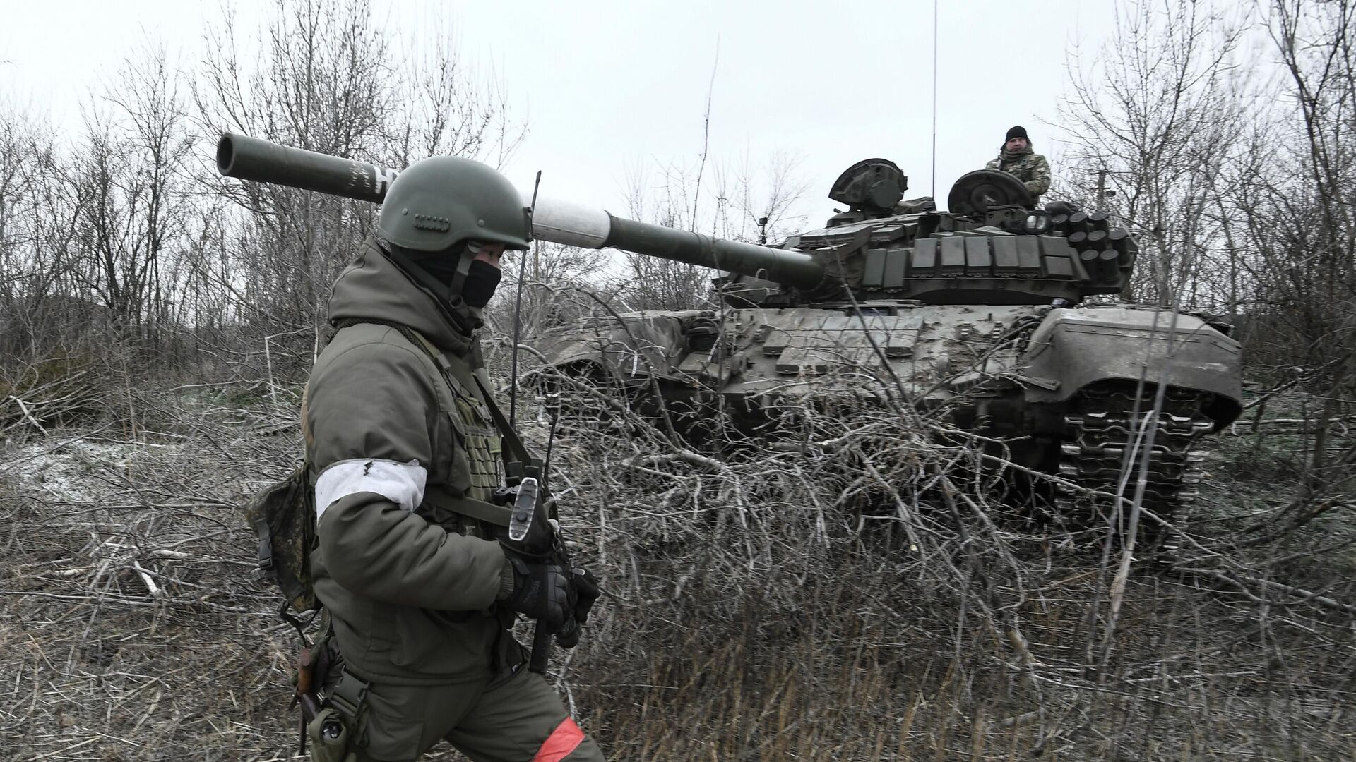 Маскировка танка Т-72 Вооруженных сил России в зоне СВО Маскировка танка Т-72 Вооруженных сил России в зоне СВО - РИА Новости, 1920, 23.01.2023