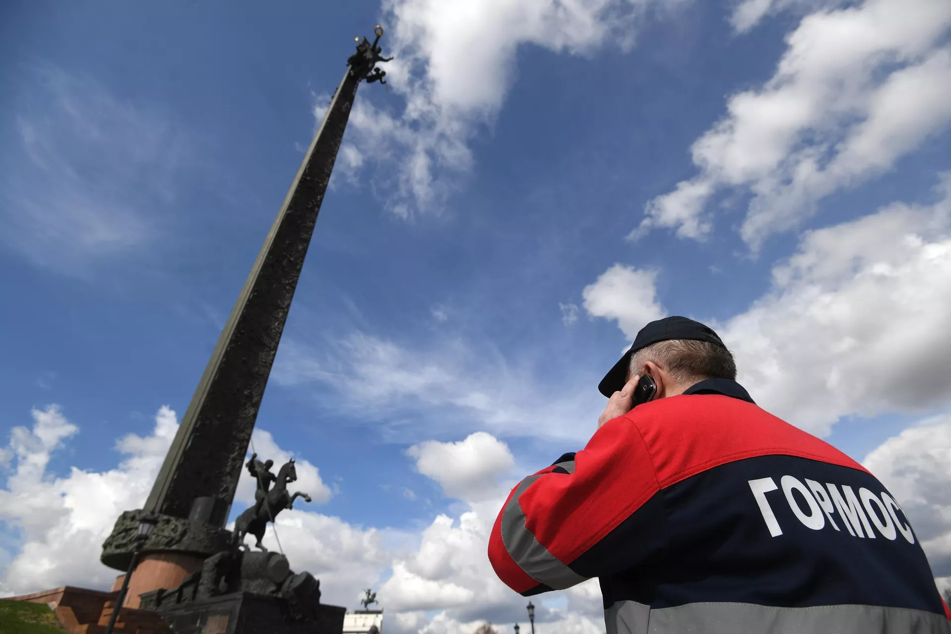 Сотрудник Гормоста у Монумента Победы на Поклонной горе в Москве Сотрудник Гормоста у Монумента Победы на Поклонной горе в Москве - РИА Новости, 1920, 23.01.2023