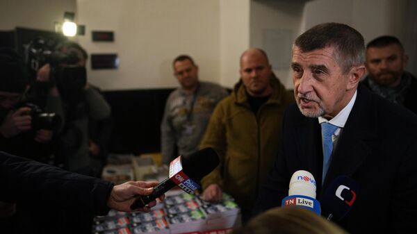 Кандидат в президенты и бывший премьер-министр Чехии Андрей Бабиш общается с прессой