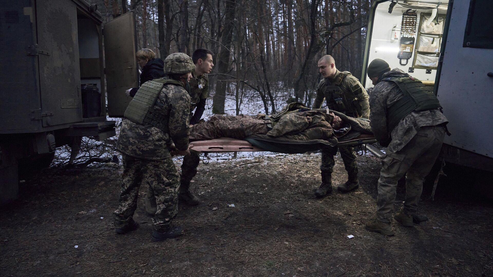Медики помогают тяжело раненому украинскому солдату - РИА Новости, 1920, 03.12.2023