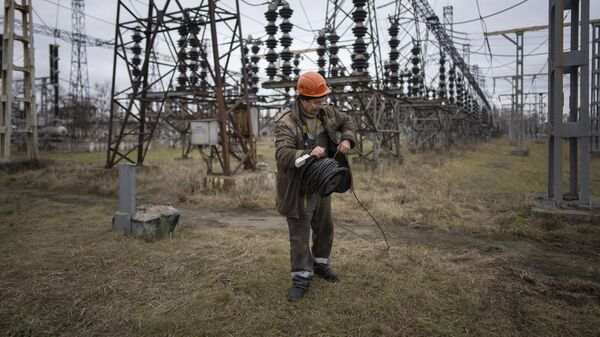 Рабочий на электростанции в центральной Украине