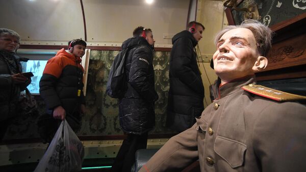 Посетители на обновленной экспозиции иммерсивного историко-просветительского музея Поезд Победы на Белорусском вокзале