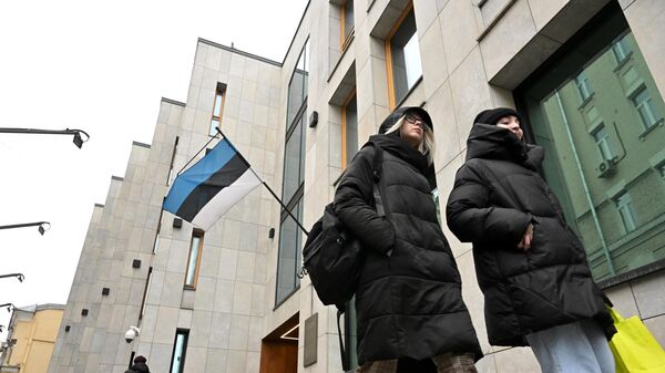 Прохожие у здания посольства Эстонии в Москве. Архивное фото