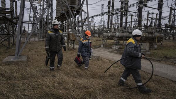 Рабочие на электростанции в центральной Украине