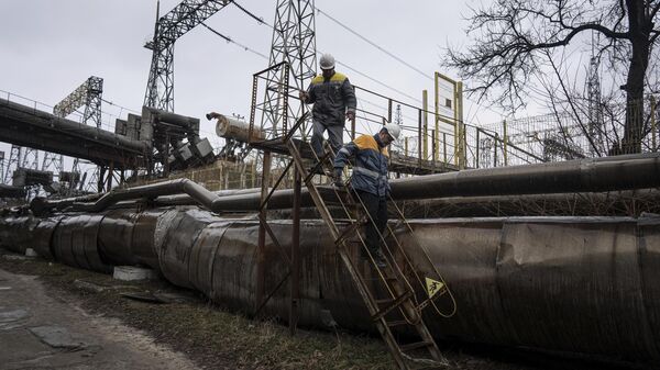 Рабочие на электростанции в центральной Украине