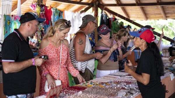 Российские туристы покупают сувениры в национальном парке Лагуна де Ла Рестинга на острове Маргарита