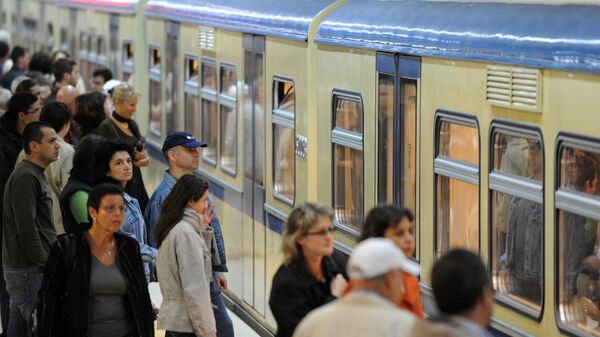 Пассажиры на станции метро Софийский университет в Софии