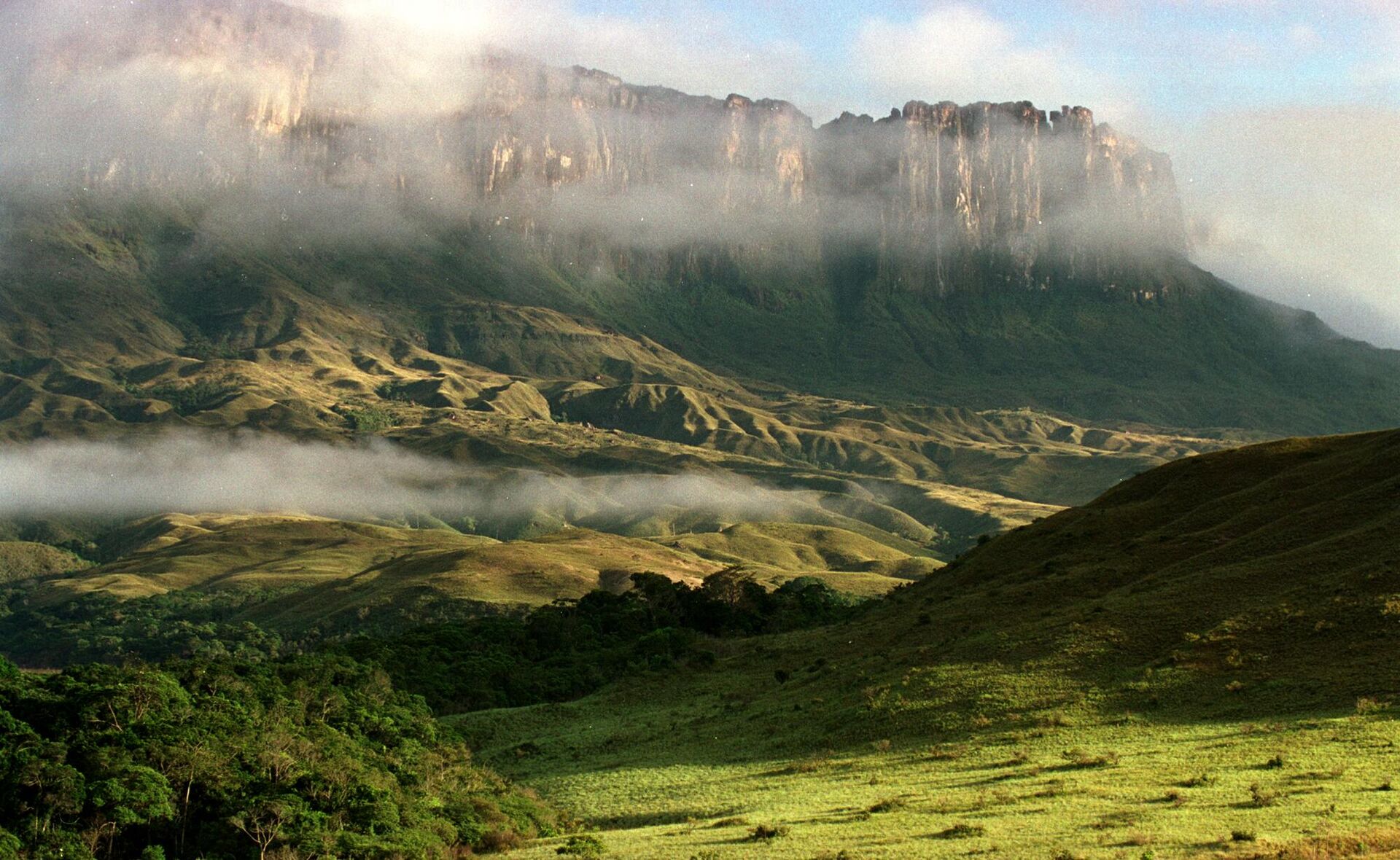 Самый влажный климат в мире. Национальный парк Канайма Венесуэла. Венесуэла парк Канайма гора Рорайма. Парк Канайма Южная Америка. Национальный парк Канайма (штат Боливар).