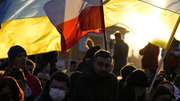 Люди с флагами Украины и Польши в Варшаве