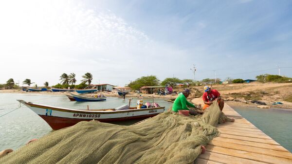 Рыбаки чинят сети на острове Маргарита